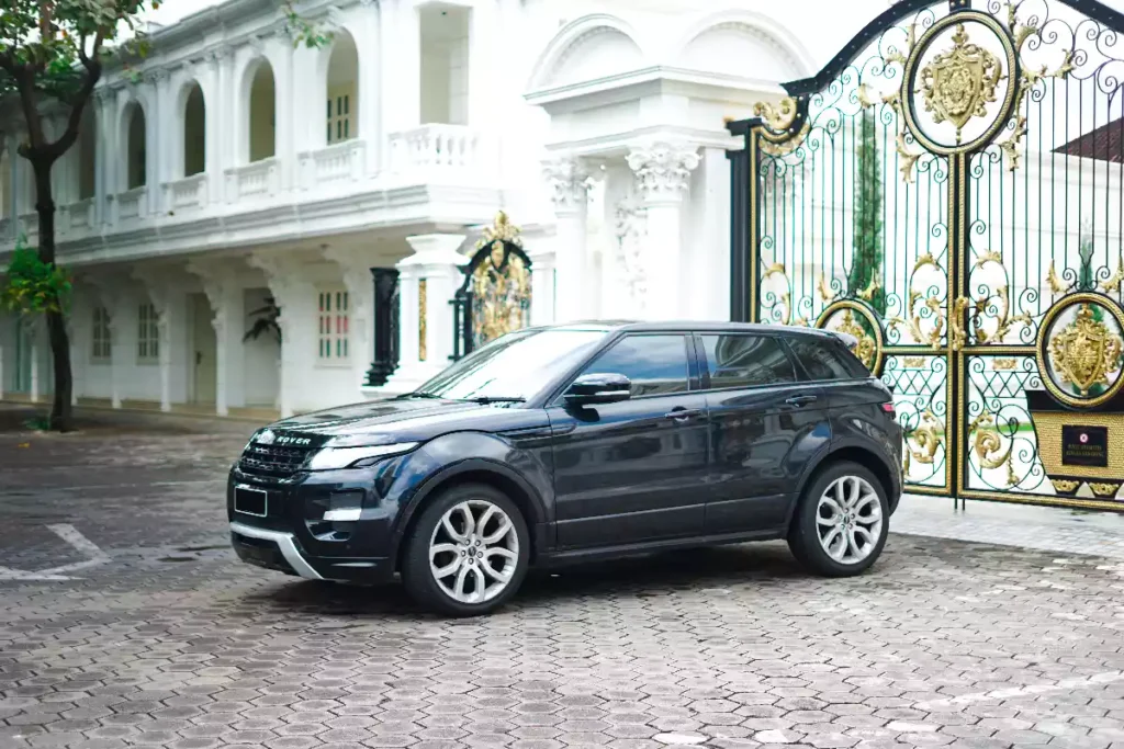 Range Rover in black, available in Bali